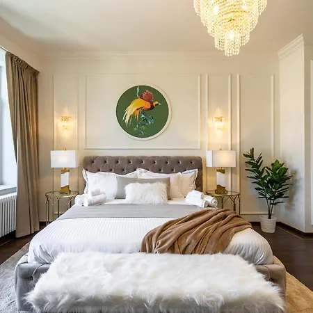 Old Town Luxury With Balcony