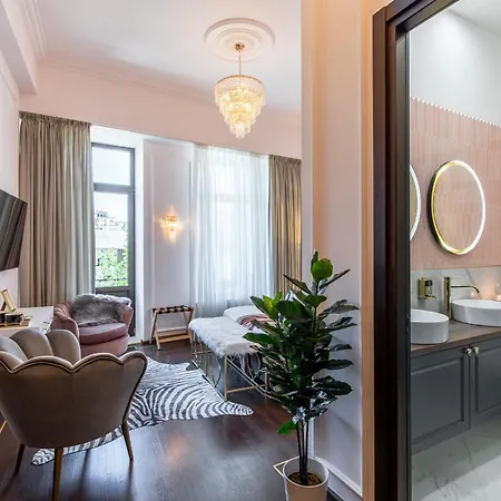 Old Town Luxury With Balcony Apartament