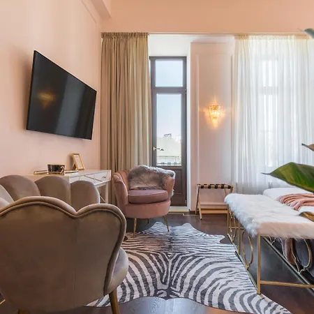Old Town Luxury With Balcony Boekarest