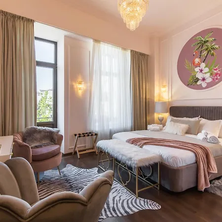 Old Town Luxury With Balcony