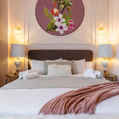 Old Town Luxury With Balcony