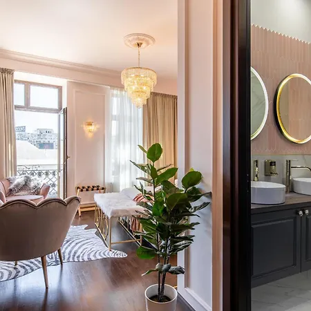 Old Town Luxury With Balcony