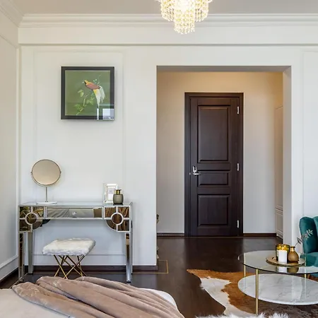 Old Town Luxury With Balcony