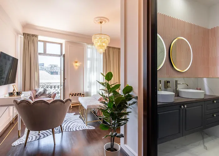 Old Town Luxury With Balcony