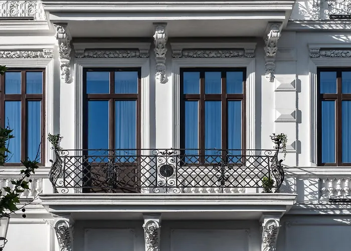 Old Town Luxury With Balcony Бухарест