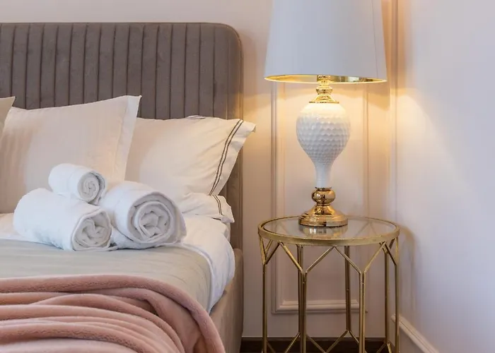 Апартаменти Old Town Luxury With Balcony Бухарест